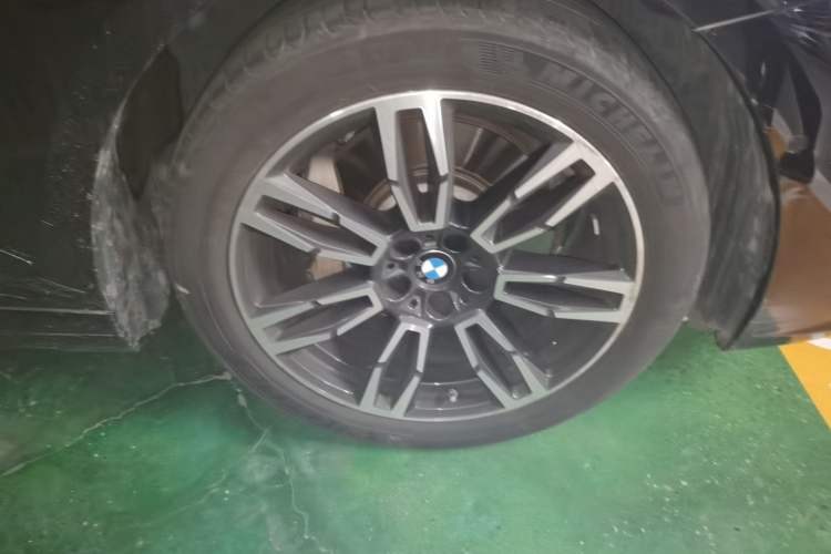 Used BMW 5 Series 2024 530Li Leading Model M Sport Package Right Front Wheel Hub