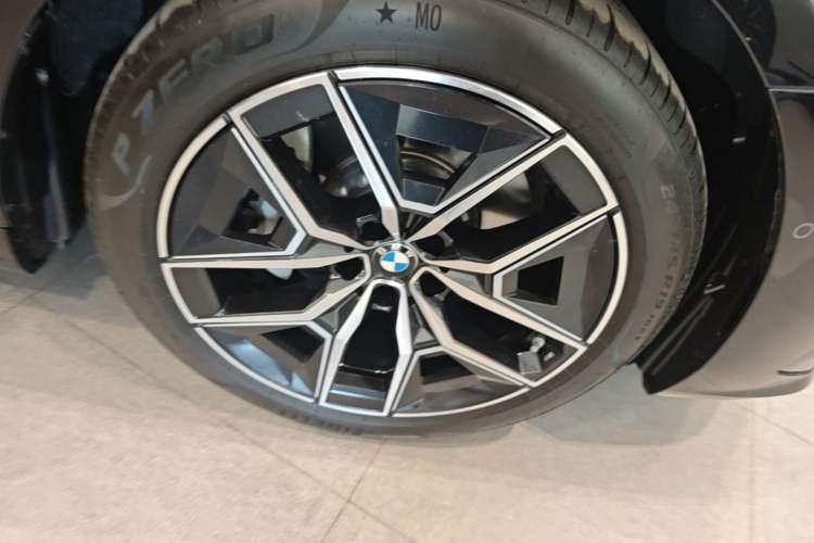 Used BMW 5 Series 2024 530Li Leading Luxury Package Right Front Wheel Hub