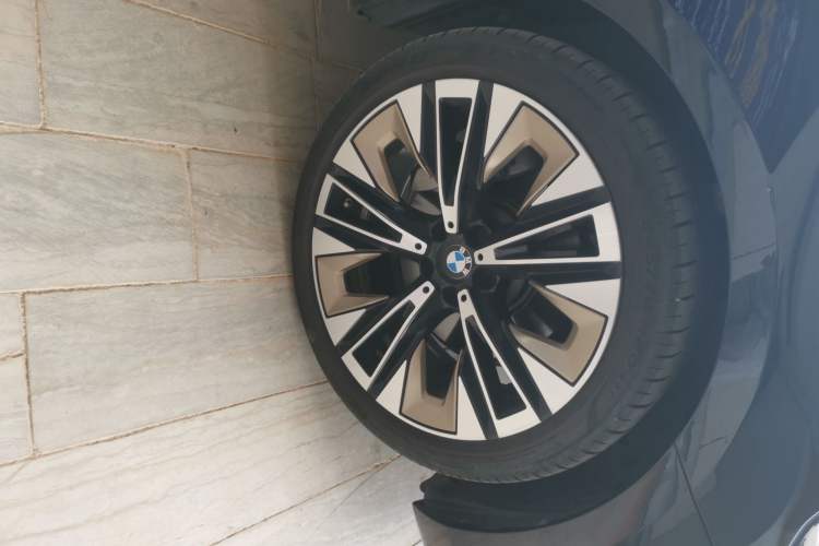 Used BMW 5 Series 2024 530Li Luxury Package Premium Edition Right Front Wheel Hub