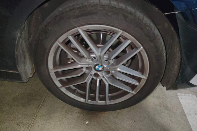 Used BMW 5 Series 2024 525Li Luxury Package Right Front Wheel Hub