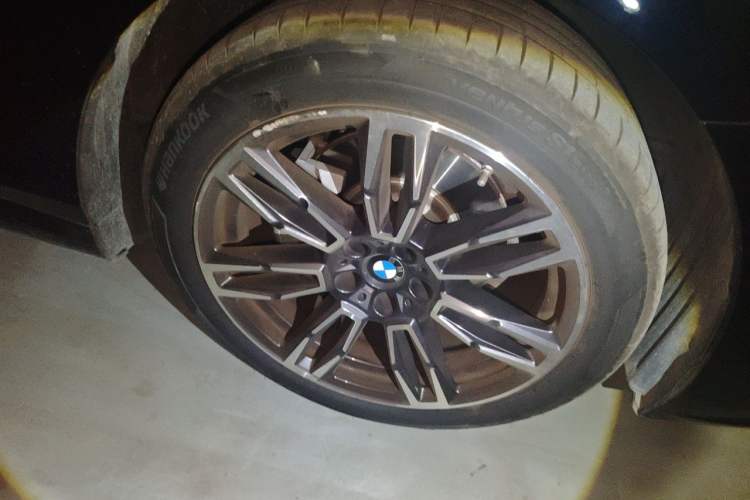 Used BMW 5 Series 2024 525Li M Sport Package Right Front Wheel Hub