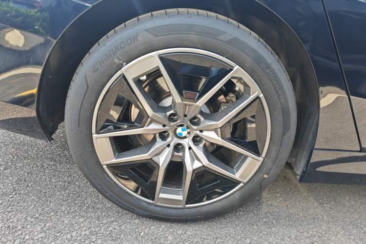 Used BMW 5 Series 2024 530Li Leading Luxury Package Right Rear Wheel Hub