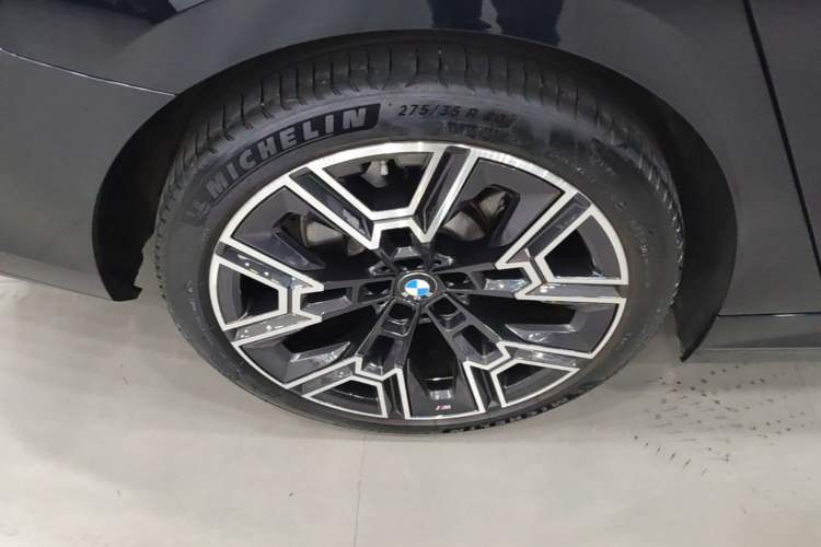 Used BMW 5 Series 2024 530Li Luxury Edition M Sport Package Right Rear Wheel Hub