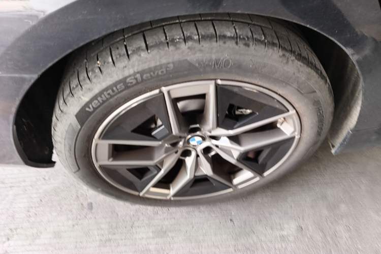 Used BMW 5 Series 2024 530Li Leading Luxury Package Right Rear Wheel Hub
