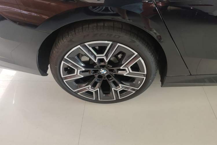 Used BMW 5 Series 2024 530Li Luxury Edition M Sport Package Right Rear Wheel Hub