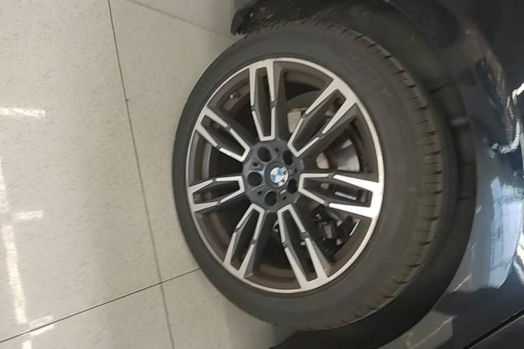 Used BMW 5 Series 2024 530Li Leading Model M Sport Package Right Rear Wheel Hub