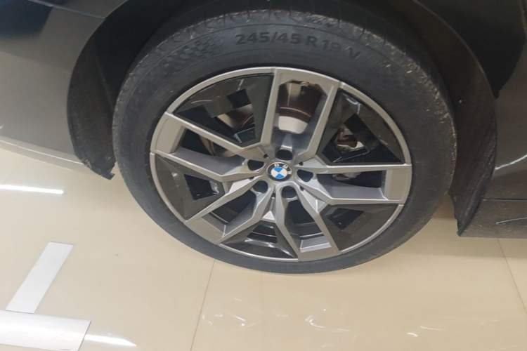 Used BMW 5 Series 2024 530Li Leading Luxury Package Right Rear Wheel Hub