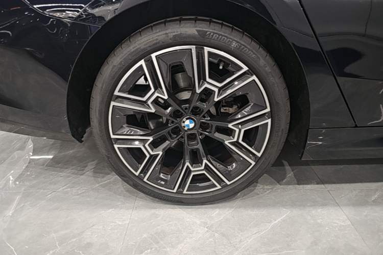 Used BMW 5 Series 2024 530Li Luxury Edition M Sport Package Right Rear Wheel Hub