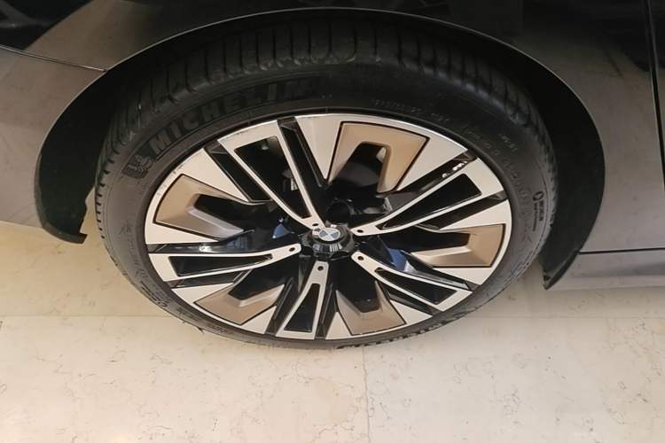 Used BMW 5 Series 2024 530Li Luxury Package Premium Edition Right Rear Wheel Hub