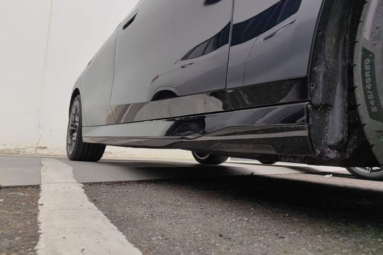Used BMW 5 Series 2024 530Li Luxury Edition M Sport Package Right Side Sill