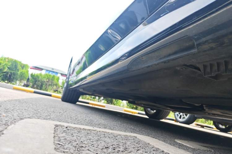 Used BMW 5 Series 2024 530Li Leading Luxury Package Right Side Sill