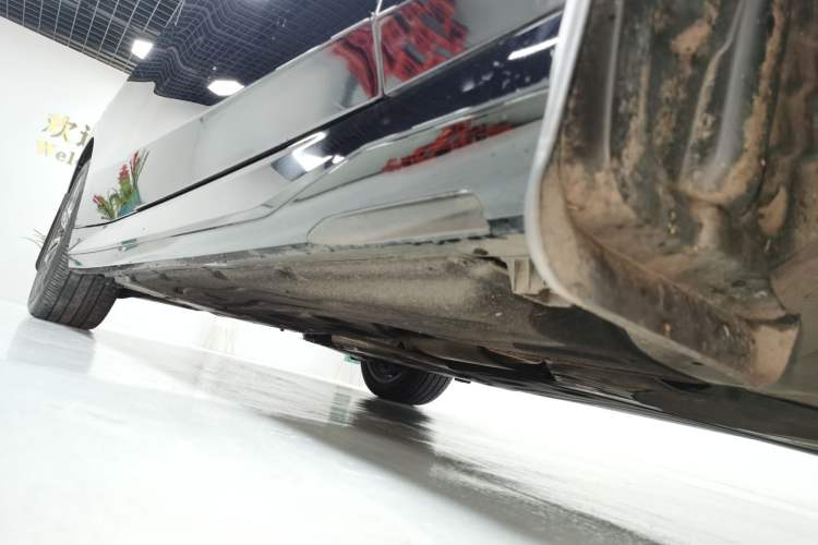 Used BMW 5 Series 2024 530Li Luxury Edition M Sport Package Right Side Sill