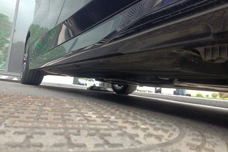 Used BMW 5 Series 2024 525Li M Sport Package Right Side Sill