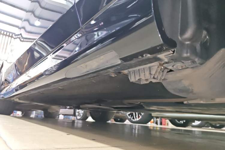 Used BMW 5 Series 2024 530Li Leading Luxury Package Right Side Sill