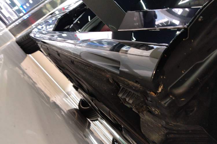 Used BMW 5 Series 2024 530Li Luxury Edition M Sport Package Right Side Sill