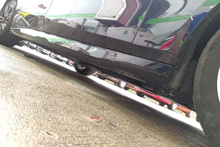 Used BMW 5 Series 2024 525Li M Sport Package Right Side Sill