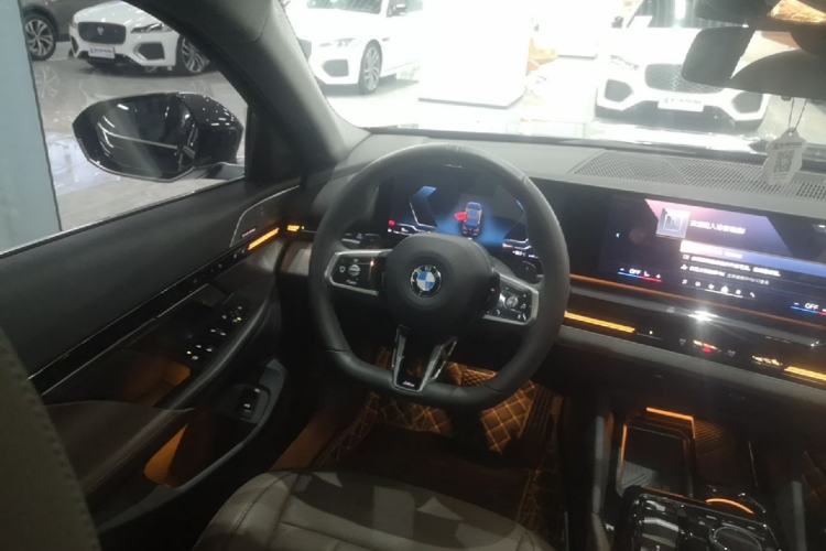 Used BMW 5 Series 2024 525Li M Sport Package Steering Wheel