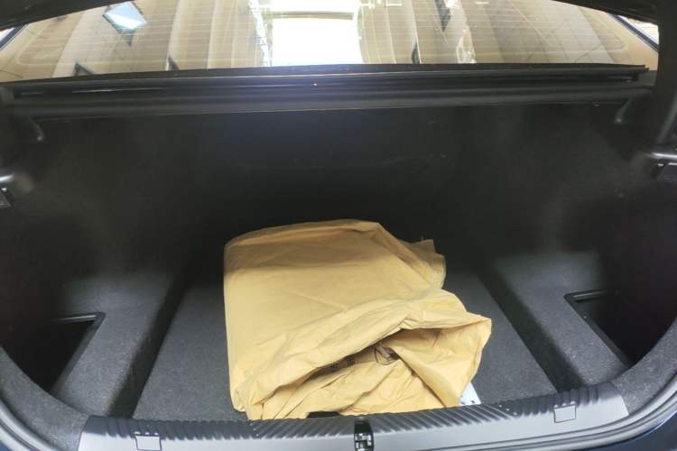 Used BMW 5 Series 2024 530Li Luxury Edition M Sport Package Trunk