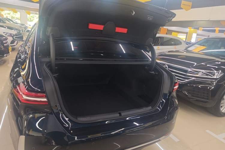 Used BMW 5 Series 2024 530Li Leading Luxury Package Trunk