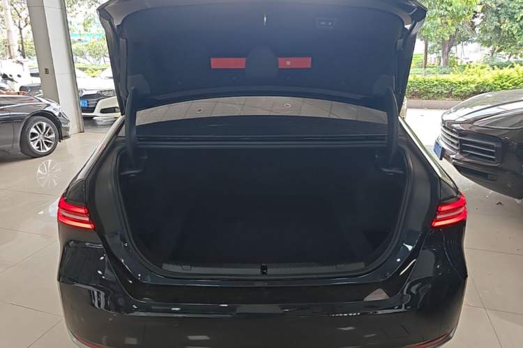 Used BMW 5 Series 2024 530Li Leading Luxury Package Trunk