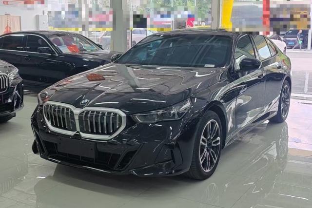 BMW 5 Series 2024 530i Leading Model M Sport Package مستعملة
