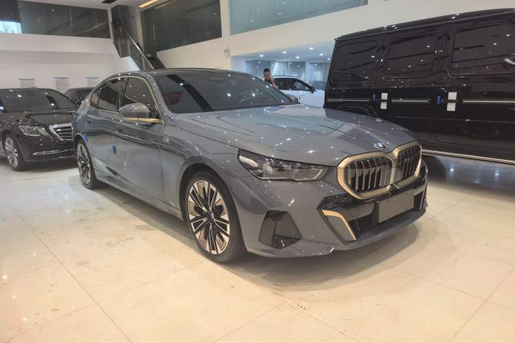 Used BMW 5 Series 2024 530Li Luxury Edition M Sport Package Exterior 2