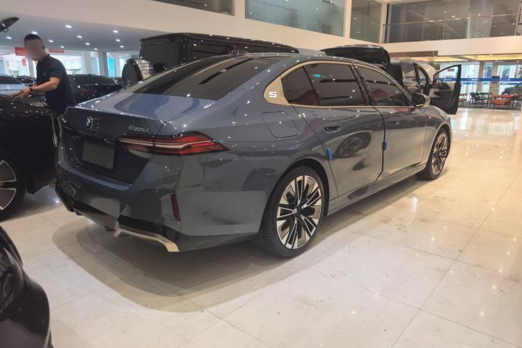 Used BMW 5 Series 2024 530Li Luxury Edition M Sport Package Exterior 3