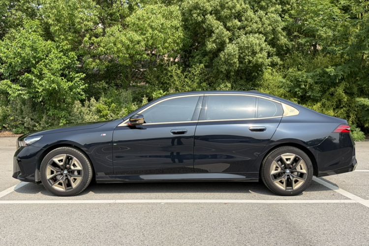 Used BMW 5 Series 2024 530Li Leading Model M Sport Package Exterior 4