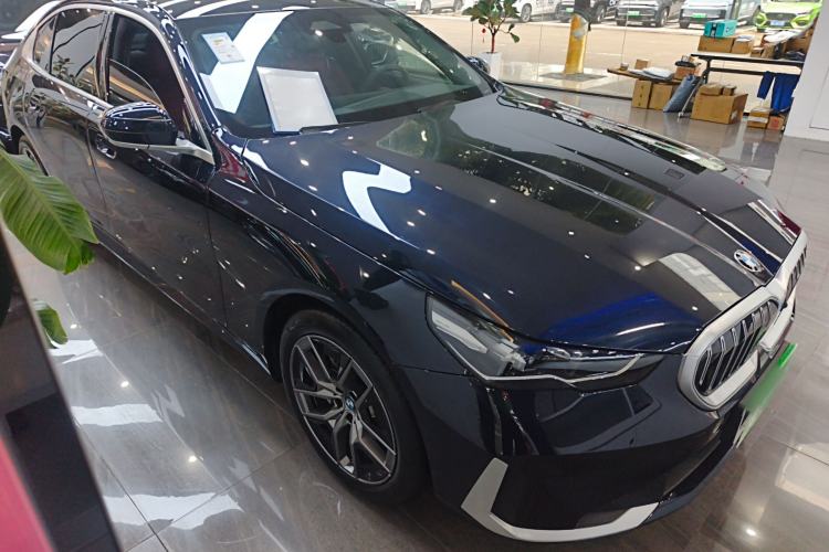 Used BMW 5 Series 2024 530Li Leading Luxury Package Front Right 45 Deg