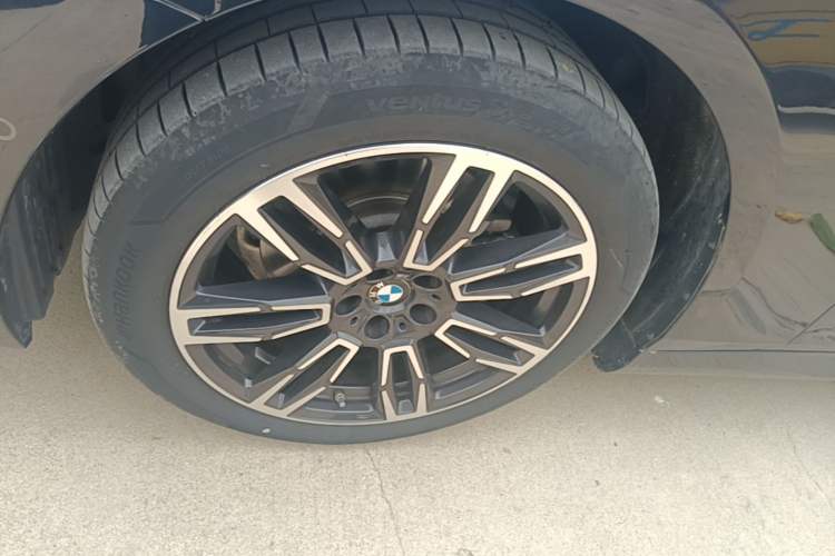 Used BMW 5 Series 2024 525Li M Sport Package Left Front Wheel Hub