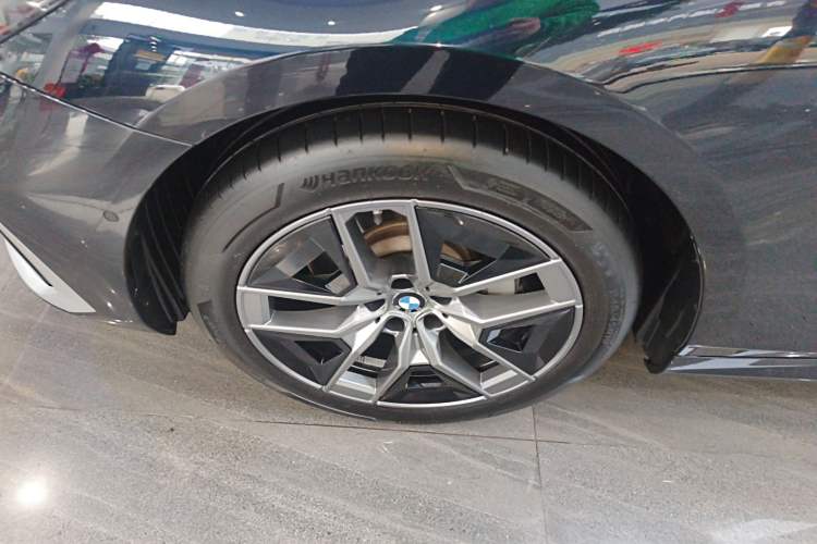 Used BMW 5 Series 2024 530Li Leading Luxury Package Left Front Wheel Hub