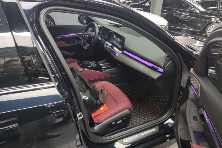 Used BMW 5 Series 2024 530Li Luxury Edition M Sport Package Right Front Seat
