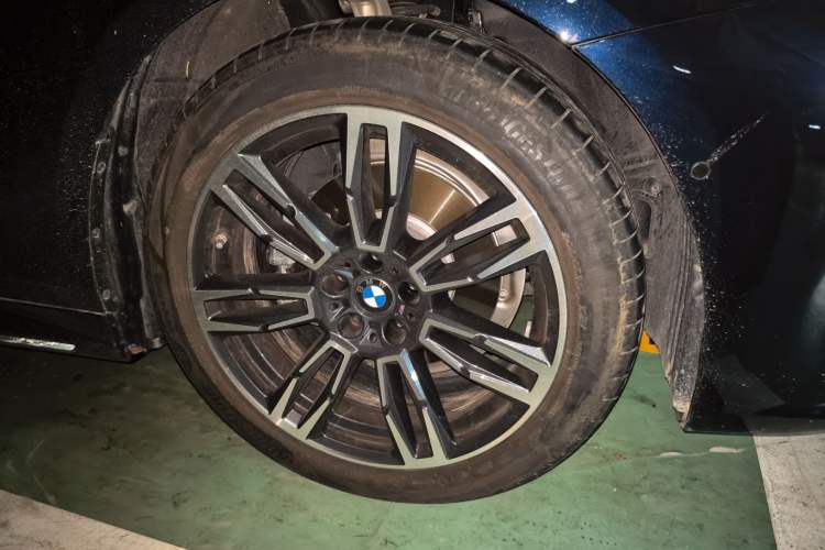 Used BMW 5 Series 2024 525i M Sport Package Right Front Wheel Hub