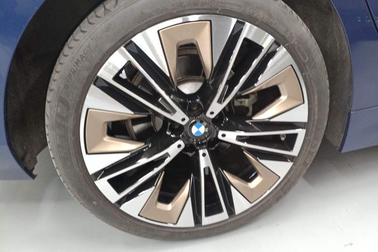 Used BMW 5 Series 2024 530Li Luxury Package Premium Edition Right Rear Wheel Hub