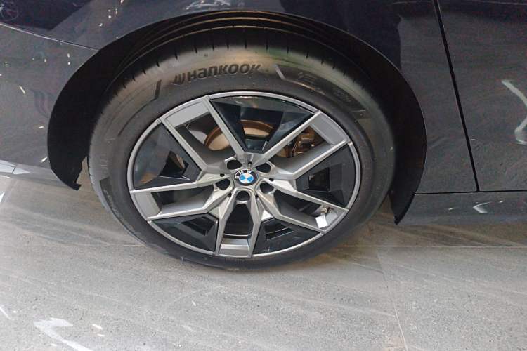 Used BMW 5 Series 2024 530Li Leading Luxury Package Right Rear Wheel Hub
