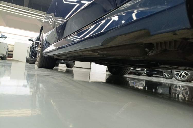 Used BMW 5 Series 2024 530Li Luxury Package Premium Edition Right Side Sill