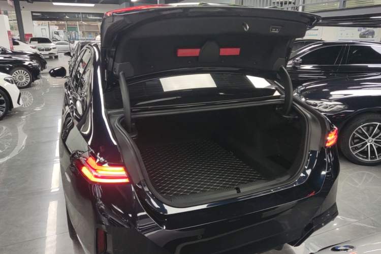 Used BMW 5 Series 2024 530Li Luxury Edition M Sport Package Trunk