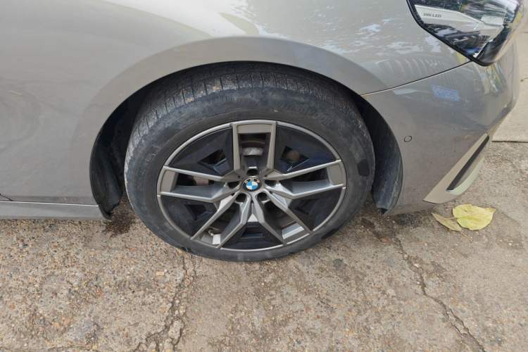Used BMW 5 Series 2024 530Li Leading Luxury Package Right Front Wheel Hub