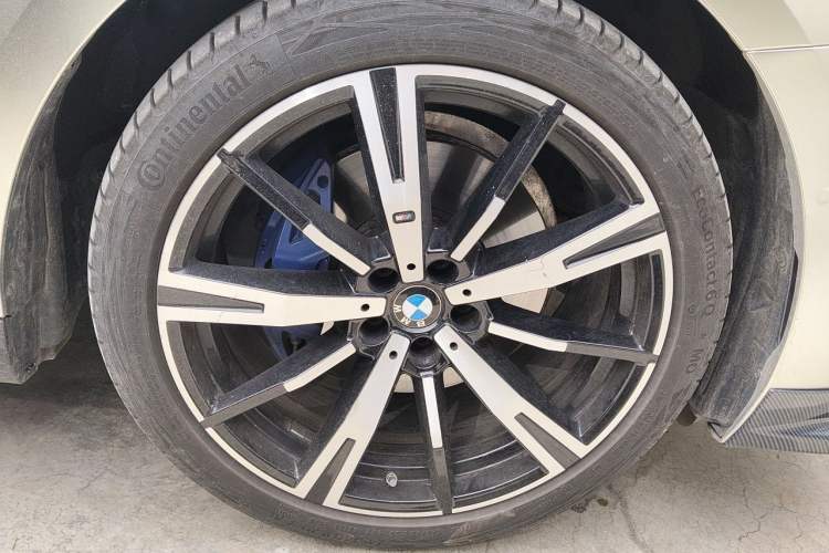 Used BMW 5 Series 2024 530i Luxury Edition M Sport Package Right Front Wheel Hub