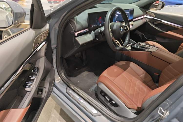 Used BMW 5 Series 2024 530Li Luxury Edition M Sport Package Driver Seat