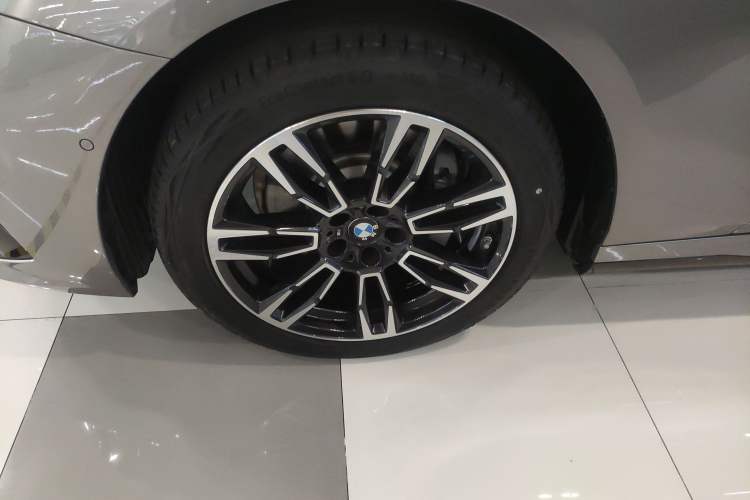 Used BMW 5 Series 2024 530Li Leading Model M Sport Package Exterior 3