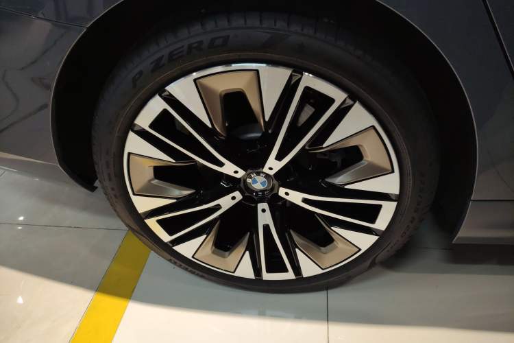 Used BMW 5 Series 2024 530Li Luxury Package Premium Edition Exterior 4