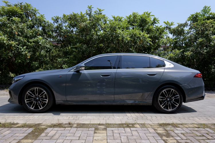 Used BMW 5 Series 2024 530Li Leading Model M Sport Package Exterior 9