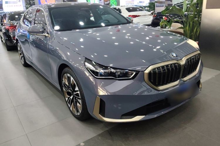 Used BMW 5 Series 2024 530Li Luxury Package Premium Edition Front Right 45 Deg