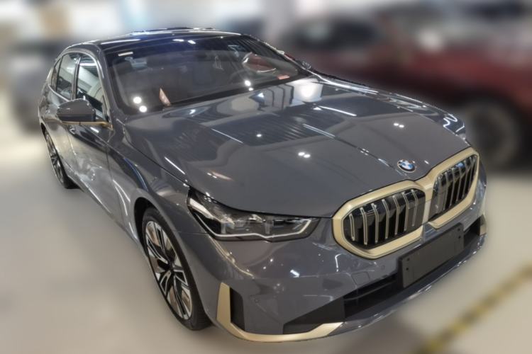 Used BMW 5 Series 2024 530Li Luxury Package Premium Edition Front Right 45 Deg