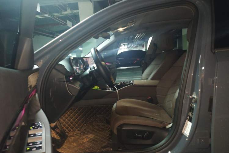 Used BMW 5 Series 2024 530Li Leading Model M Sport Package Left Front Seat