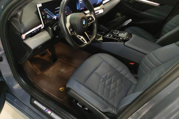 Used BMW 5 Series 2024 530Li Luxury Edition M Sport Package Left Front Seat
