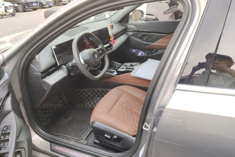 Used BMW 5 Series 2024 525Li Luxury Package Left Front Seat