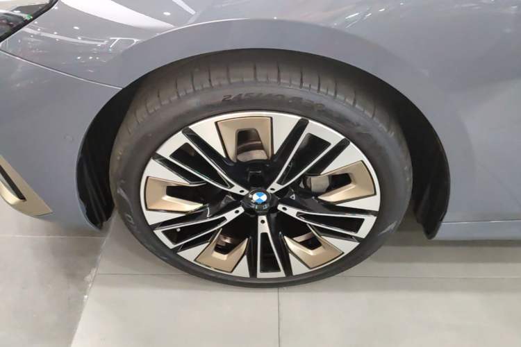 Used BMW 5 Series 2024 530Li Luxury Package Premium Edition Left Front Wheel Hub