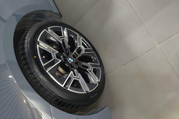 Used BMW 5 Series 2024 530Li Luxury Edition M Sport Package Left Front Wheel Hub